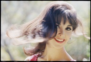 Marlo Thomas che lancia i capelli