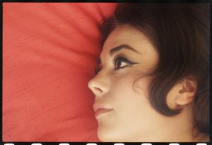 Natalie Wood a casa con la testa sul cuscino