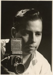 Ritratto di Orlando Suero con fotocamera Rolleiflex, c.1954 da Orlando Suero