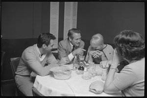 Paul Newman, Mort Sahl e Joanne Woodward scherzano a cena