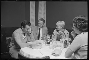 Paul Newman, Mort Sahl e Joanne Woodward che scherzano a cena