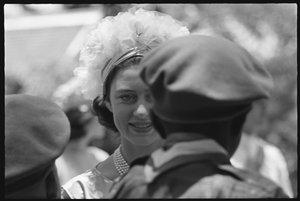 Principessa Margaret saluta le truppe alla celebrazione dell