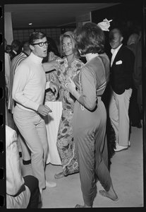 Roddy McDowall, Lauren Bacall e Shirley MacLaine a una festa in casa a Malibu