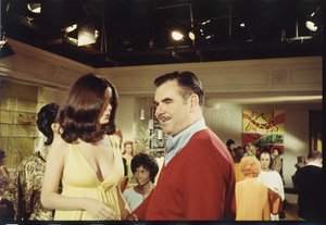 Russ Meyer e il cast sul set di 