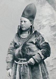 Un giovane lappone in costume invernale