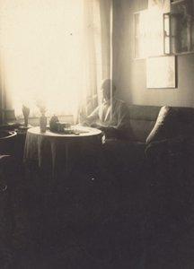 [Oskar Schlemmer seduto al tavolo con il servizio da caffè nella Prellestrasse]. da Oskar Schlemmer