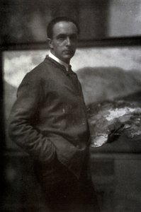 Ritratto a tre quarti di Cesare Maggi. Il pittore, vestito con un camice, tiene una tavolozza nella mano sinistra. Sullo sfondo la tela su cui sta lavorando