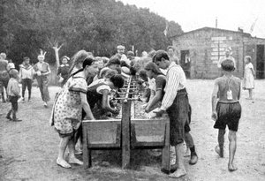 Lavaggio dei piatti in un campo estivo per ragazzi, Germania, 1922