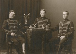 Tre giovani cavalieri in uniforme, Malmö, Svezia, anni 1920 da Otto Ohm