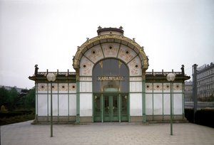 Art Nouveau: vista del padiglione della stazione della metropolitana di Karlsplatz