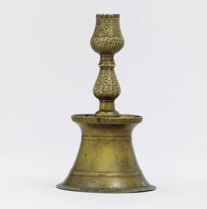 Candeliere ottomano in ottone, con decorazione arabesca incisa da Ottoman School