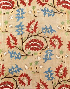 (dettaglio) di una copertura di lino, ricamata con un meandro di fiori rossi e blu