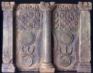 Fregio che mostra le impronte dei piedi del Buddha, Gandhara 1° al 5° secolo d.C.