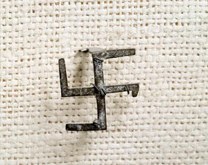 Antichità cristiana: fibula a forma di svastica (che ispirerà la croce gammata). I-III secolo. Museo Nazionale di Archeologia di Saint Germain en Laye da Paleo Christian