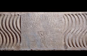 Arte paleocristiana: frammento di sarcofago con Buon Pastore ed epitaffio di Livia Primitiva