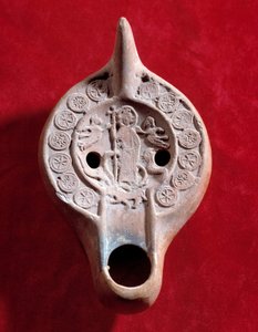 Arte paleocristiana: medaglione di una lampada a olio in terracotta