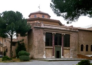Vista del battistero paleocristiano di San Giovanni in Laterano, costruito intorno al 440. Roma da Paleo Christian