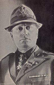 Album "Duce": Benito Mussolini in uniforme della Milizia