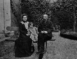 M. e Mme Curie nel giardino della loro casa di Parigi, c1902, 1903