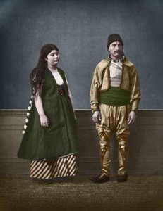 Ritratto di una donna bulgara di Sofia e di un uomo bulgaro intorno al 1890. Fotografia colorata di Pascal Sebah (1838-1890)
