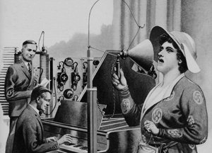 Nellie Melba che si esibisce per la radio (litografia)