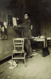 Amedeo Modigliani nel suo studio, c.1915 (foto b/n)
