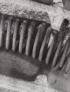 Filamento di un fuoco elettrico (foto in bianco e nero) da Paul Henning