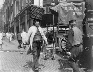 Portatori di pesce al mercato di Billingsgate, Londra, 1893