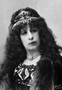 Aimee Tessandier (n. 1851), attrice e cantante francese, fotografata da Paul Nadar tra il 1890 e il 1905, estratto dalla collezione Felix Potin, 500 celebrità contemporanee, Cantanti d
