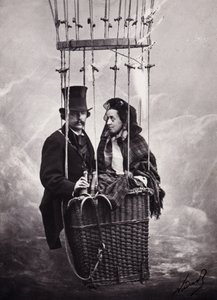 Paul Nadar e sua moglie nel cesto del pallone aerostatico (foto in bianco e nero)