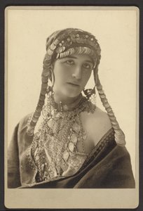 [Donna sconosciuta in costume teatrale] da Paul Nadar
