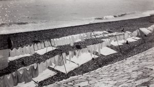 Asciugare i panni sulla spiaggia, Nizza da Paul Nash