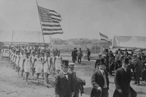 Atleti Americani e Filippini Marciano Dietro i Dignitari Giapponesi, ai Giochi del Campionato dell
