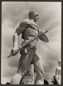 Scultura moderna in un campo sportivo da Paul Wolff