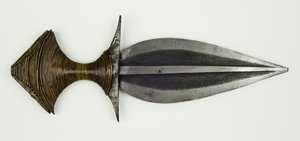 Pugnale (acciaio annerito, ottone, rame e legno) da People Fulani