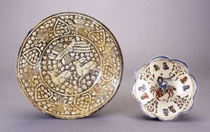 Piatto di ceramica Sultanabad, raffigurante due cervi seduti tra motivi fogliosi densi, XIV secolo da Persian School