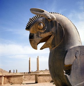 Un grifone, creatura leggendaria metà aquila, metà leone. Colonna dell