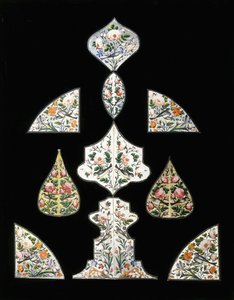 Gruppo di dieci dipinti a specchio Qajar, decorati con vari fiori e uccelli appollaiati da Persian School