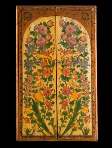 Un grande specchio laccato policromo Qadjar, con le porte chiuse per rivelare i pannelli decorati da Persian School