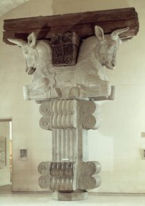 Capitello in stile persiano da una colonna nell