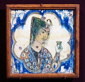 Piastrella in ceramica raffigurante giovane donna con vaso, civiltà persiana
