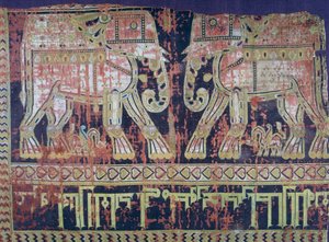 Elefanti e iscrizione del generale turco Abu Mansur Bukhtegin, tessuto di seta realizzato in Iran nel X secolo, (dettaglio) da Persian School