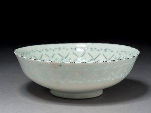 Ciotola Gombroon, Iran, periodo Safavide (pasta di pietra con decorazione traforata e sottosmalto nero) da Persian School
