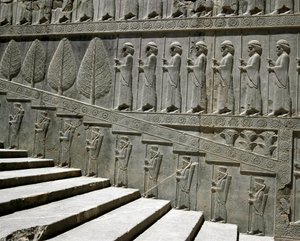 Guardie di Susa e Persia. Bassorilievi della scala orientale dell