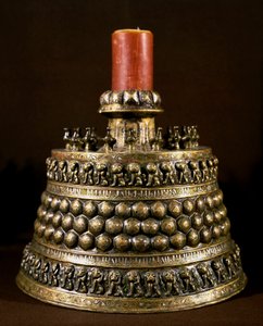 Arte islamica: candelabro in bronzo con intarsi in argento. Arte persiana del XII secolo