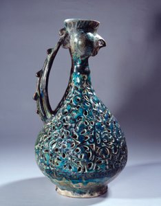Arte persiana: ceramica acquamarina con testa di gallo e decorazioni ispirate all