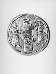Retro di una moneta di Shapur II raffigurante un altare del fuoco sacrificale, Sassanide