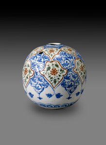 Ciotola per pipa Kahlian sferica, probabilmente realizzata a Kerman, Iran, fine XVII o inizio XVIII secolo da Persian School