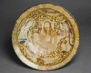 Piatto in pasta di pietra decorato in lustro dorato, da Kashan, Iran, inizio XIII secolo
