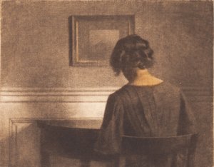 Giovane ragazza vicino a un tavolo semicircolare